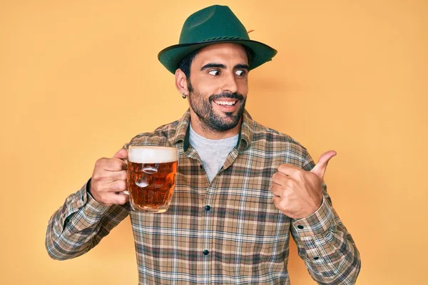 Snygg Hispanic Man Med Skägg Bär Oktoberfest Hatt Dricka Pekar — Stockfoto