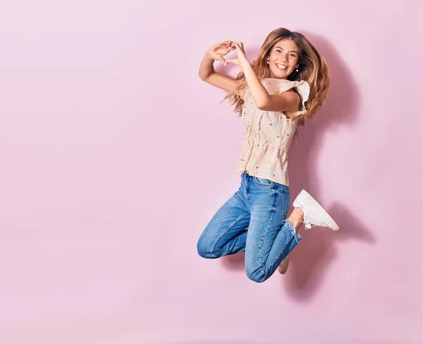 Jeune Belle Femme Portant Des Vêtements Décontractés Souriant Heureux Sauter — Photo