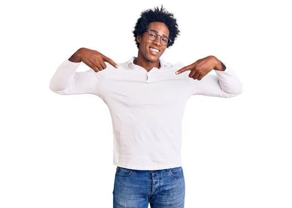 Snygg Afrikansk Amerikansk Man Med Afro Hår Bär Casual Kläder — Stockfoto