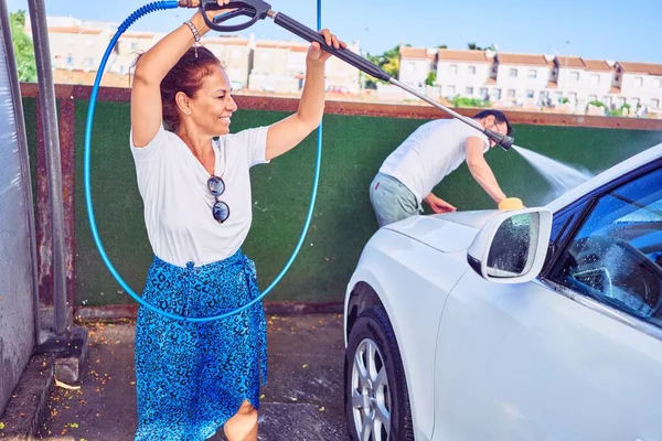 Schönes Paar Mittleren Alters Lässiger Kleidung Und Glücklich Lächelnd Mit — Stockfoto