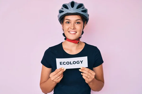 Schöne Kaukasische Frau Mit Fahrradhelm Die Das Wort Ökologie Lächelnd — Stockfoto
