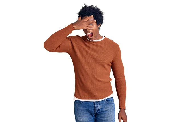 Bonito Homem Afro Americano Com Cabelo Afro Vestindo Roupas Casuais — Fotografia de Stock