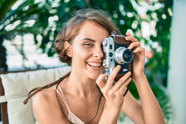 Wanita Muda Cantik Kaukasia Tersenyum Bahagia Rumah Mengambil Gambar Menggunakan — Stok Foto