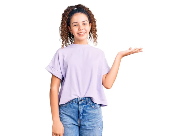 Hermosa Niña Con Pelo Rizado Con Ropa Casual Sonriendo Alegre —  Fotos de Stock