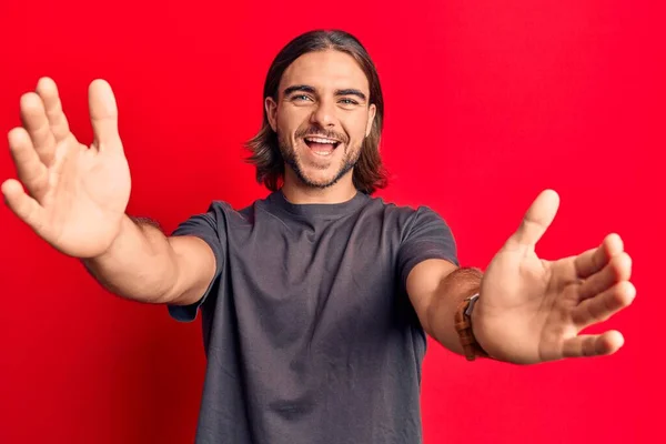 Joven Hombre Guapo Con Ropa Casual Mirando Cámara Sonriendo Con —  Fotos de Stock