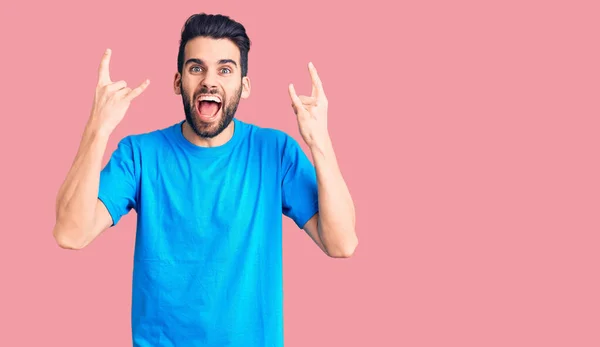 Joven Hombre Guapo Con Barba Usando Camiseta Casual Gritando Con — Foto de Stock