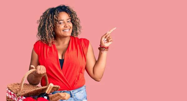 Junge Afrikanisch Amerikanische Size Frau Hält Picknick Weidenkorb Mit Brot — Stockfoto