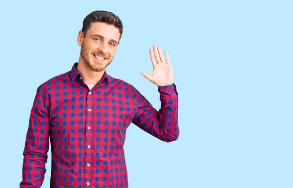 Jovem Bonito Com Urso Vestindo Camisa Casual Renunciando Dizendo Olá — Fotografia de Stock