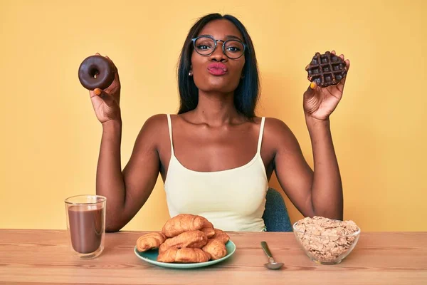 Jovem Afro Americana Segurando Donut Chocolate Waffle Para Café Manhã — Fotografia de Stock