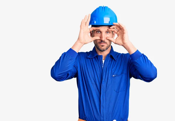 Jovem Homem Bonito Vestindo Uniforme Trabalhador Chapéu Duro Tentando Abrir — Fotografia de Stock