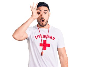 Cankurtaran üniforması giyen genç yakışıklı adam şaşırmış yüz ifadesiyle şok olmuş, parmaklarından bakan gözler. İnançsız ifade. 