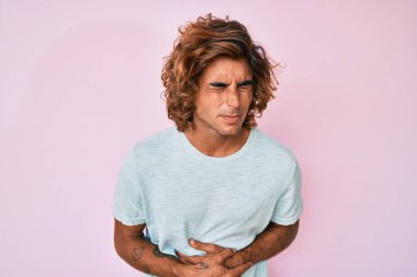 Mide bulantısı, acı verici bir hastalık yüzünden günlük giysiler giyen genç İspanyol bir adam. Ağrı kavramı. 