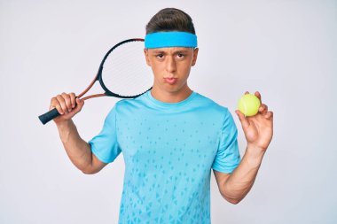 Tenis oynayan genç İspanyol çocuk, raket ve top tutuyor. Depresyonda ve üzüntüden ağlıyor, ağlıyor ve korkuyor. hüzünlü ifade. 