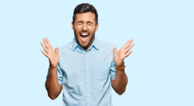 Yakışıklı İspanyol elbiseli, çılgın ve başarıyı kutlayan, kollarını kaldırmış, gözlerini kapatmış heyecanlı çığlıklar atan bir adam. Kazanan konsept 