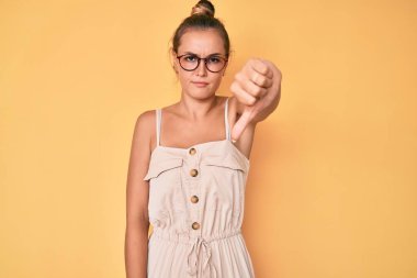 Yazlık elbise giyen güzel beyaz bir kadın mutsuz ve kızgın görünüyor. Reddedilmiş ve olumsuz bir hareket yapıyor. kötü ifade. 