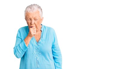 Mavi gözlü, gri saçlı, yaz elbisesi giyen, kendini iyi hissetmeyen ve soğuk algınlığı veya bronşitin belirtisi olarak öksüren son sınıf güzeli bir kadın. sağlık hizmeti kavramı. 