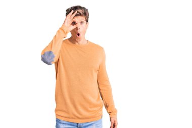 Sıradan kıyafetler giyen genç yakışıklı adam şaşırmış yüz ifadesiyle şok olmuş, parmaklarından bakan gözler. İnançsız ifade. 