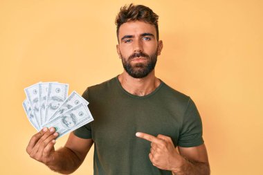 Depresyonda ve endişe içinde ağlayan öfkeli ve korkmuş genç İspanyol bir adam. hüzünlü ifade. 