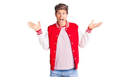 Beyzbol forması giyen yakışıklı genç adam çılgın ve başarıyı kollarını kaldırıp heyecanla haykırarak kutluyor. Kazanan konsept 