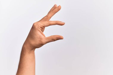 İzole edilmiş beyaz arka plan üzerinde parmaklarını gösteren beyaz bir adamın eli. Görünmez bir şeyi alıp, parmaklarıyla uzayı gösteren bir nesneyi tutuyor.