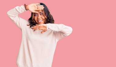 Balıkçı yaka kazak giyen genç, güzel, melez bir kadın. Gülümseyen, güler yüzlü, yüzünü gösteren bir yuhalama oyunu oynayan. Şaşırdım ve çıktım. 