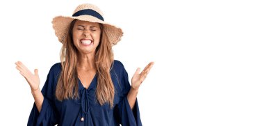 Orta yaşlı İspanyol bir kadın yaz şapkası takıp başarının çılgınlığını kutluyor. Kollarını kaldırmış, gözlerini kapatmış heyecanlı çığlıklar atıyor. Kazanan konsept 