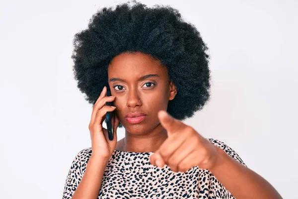 Jovem Afro Americana Conversando Smartphone Apontando Com Dedo Para Câmera — Fotografia de Stock
