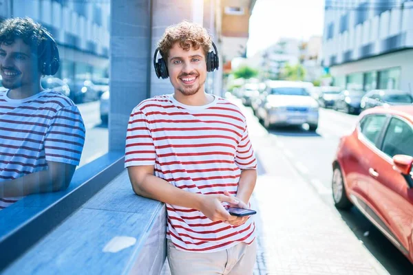 Joven Hombre Caucásico Sonriendo Feliz Escuchando Música Usando Auriculares Teléfonos —  Fotos de Stock