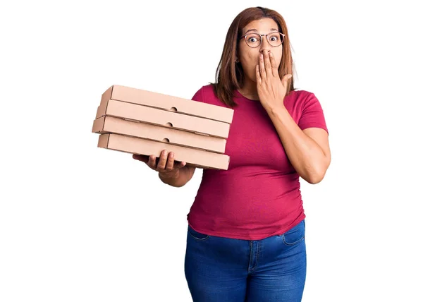 Medelålders Latinamerikansk Kvinna Håller Leverans Pizza Låda Täcker Munnen Med — Stockfoto