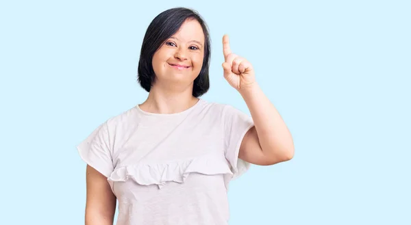 Femme Brune Avec Syndrome Duvet Portant Shirt Blanc Décontracté Montrant — Photo