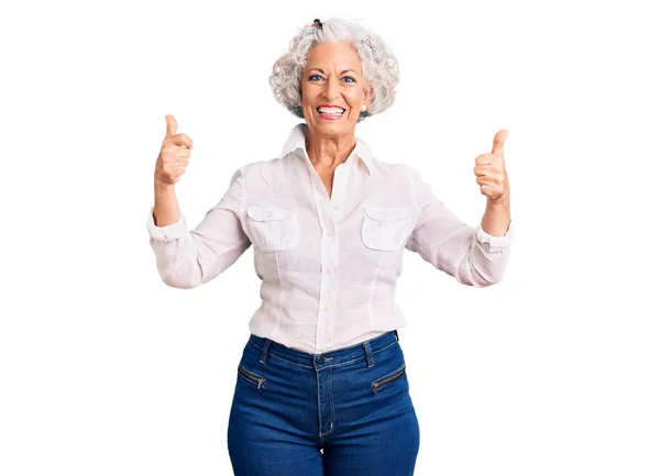头发灰白的老年妇女穿着休闲装成功地标志着她用手做了一个积极的手势 竖起大拇指微笑着 很快乐 快乐的表达和胜利的姿态 — 图库照片