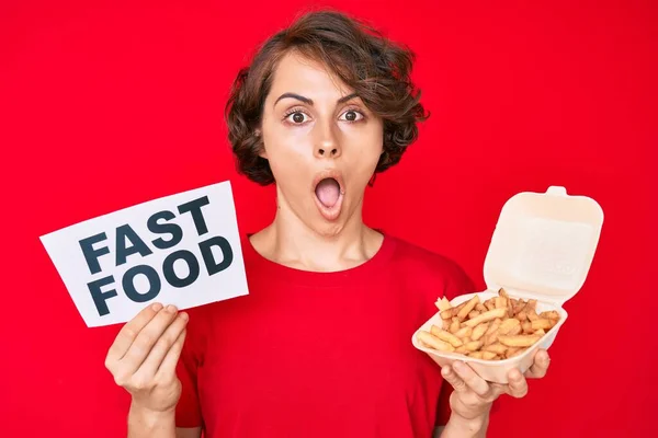 Jovem Hispânica Segurando Batata Frita Banner Fast Food Com Medo — Fotografia de Stock