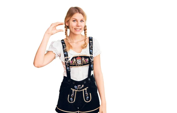 Mladá Krásná Blondýna Žena Sobě Oktoberfest Šaty Úsměvem Sebevědomé Gestikulace — Stock fotografie