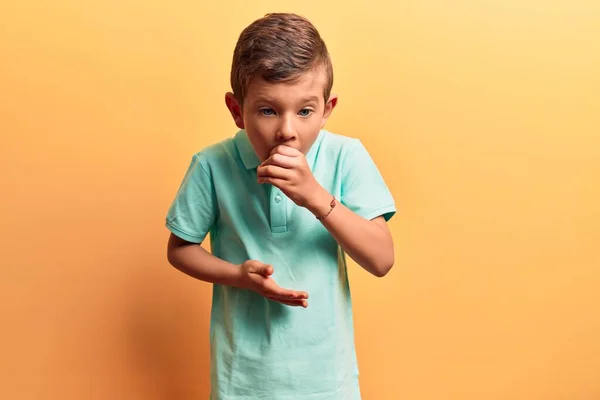 Ragazzo Biondo Carino Che Indossa Vestiti Casual Sensazione Malessere Tosse — Foto Stock