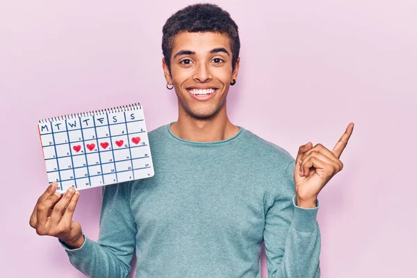 Jonge Afrikaans Amerikaanse Man Met Een Hartkalender Die Vrolijk Wijst — Stockfoto