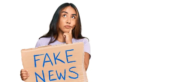 Junge Lateinische Frau Mit Fake News Banner Ernstes Gesicht Das — Stockfoto