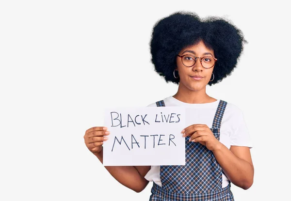 Fiatal Afro Amerikai Lány Kezében Fekete Életét Anyag Banner Gondolkodás — Stock Fotó