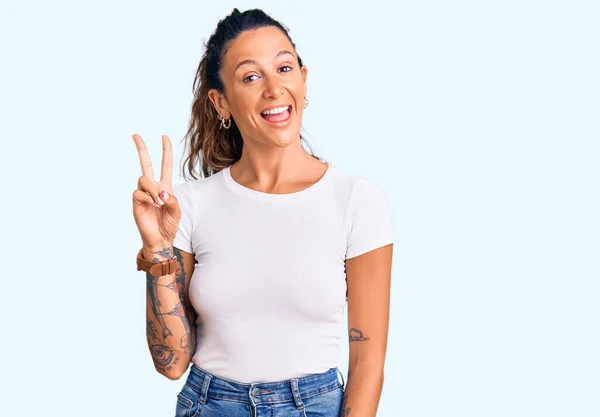 Jonge Spaanse Vrouw Met Tatoeage Dragen Casual Wit Tshirt Tonen — Stockfoto