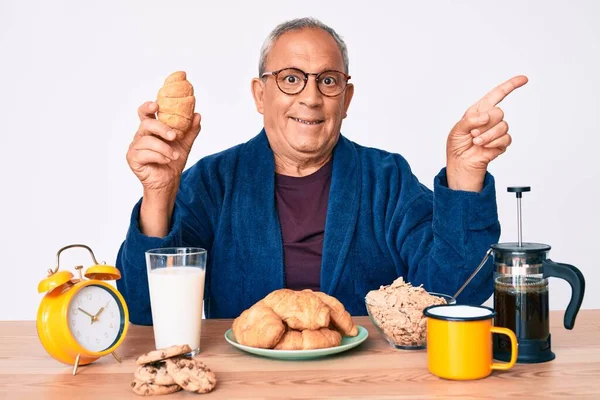 Homem Bonito Sênior Com Cabelo Grisalho Sentado Mesa Comendo Croissant — Fotografia de Stock