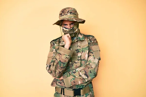 Mladý Pohledný Muž Maskovací Armádní Uniformě Balaklava Myšlení Vypadá Unaveně — Stock fotografie