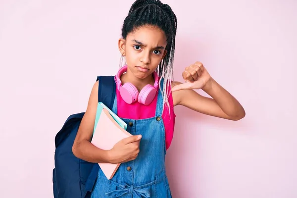 Ung Afrikansk Amerikansk Flicka Barn Med Flätor Håller Student Ryggsäck — Stockfoto