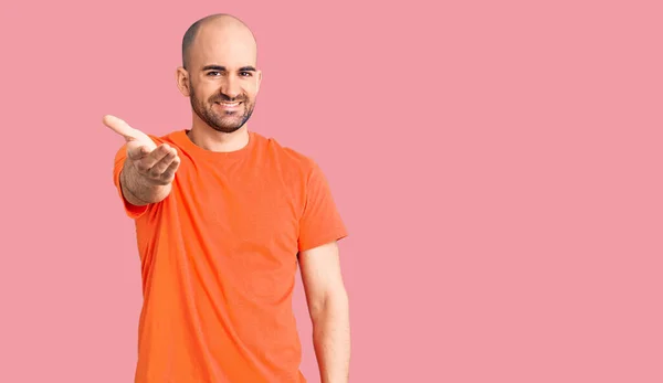 Joven Hombre Guapo Wering Camiseta Casual Sonriendo Amistoso Ofreciendo Apretón —  Fotos de Stock