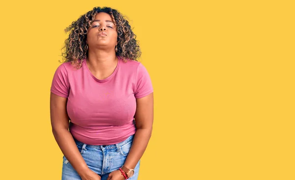 Jonge Afro Amerikaanse Size Vrouw Draagt Casual Kleding Kijken Naar — Stockfoto