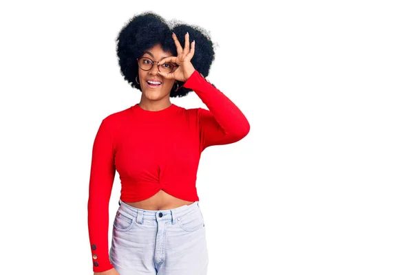 年轻的非洲裔美国女孩 身穿休闲装 戴着眼镜 手舞足蹈 面带微笑 用手指看着幸福的脸 — 图库照片