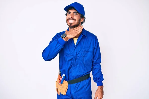 Bonito Jovem Com Cabelo Encaracolado Urso Weaing Handyman Uniforme Cortando — Fotografia de Stock