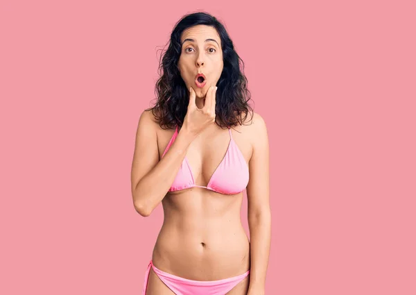 Jeune Belle Femme Hispanique Portant Bikini Fasciné Par Incrédulité Surprise — Photo
