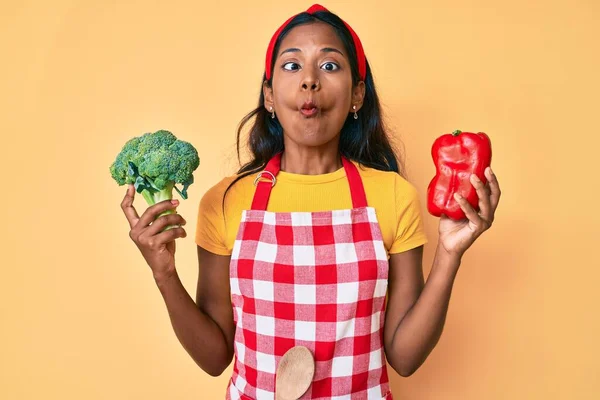 Junges Indisches Mädchen Schürze Mit Brokkoli Und Rotem Pfeffer Macht — Stockfoto