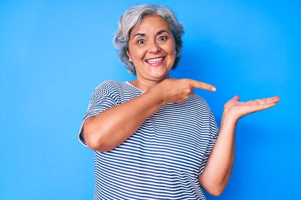 Senioren Hispanic Grijsharige Vrouw Dragen Casual Kleding Verbaasd Glimlachen Naar — Stockfoto