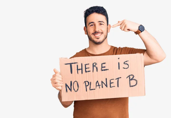 Mladý Hispánec Který Tam Drží Není Žádná Planeta Která Ukazovala — Stock fotografie