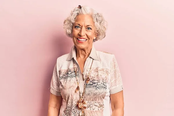 Senior Gråhårig Kvinna Bär Casual Kläder Ser Positiv Och Glad — Stockfoto